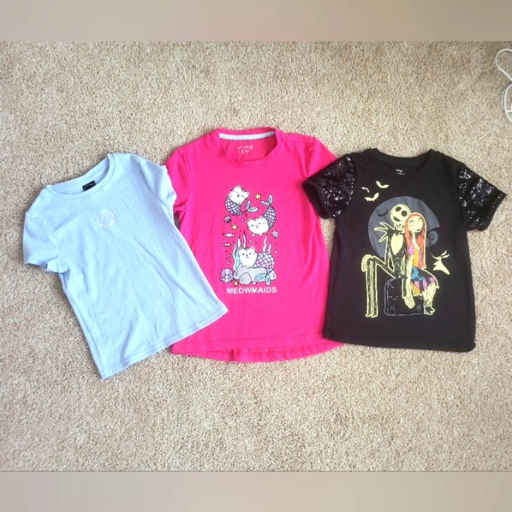 ♥️EUC♥️ BUNDLE OF THREE GRAPHIC TOPS